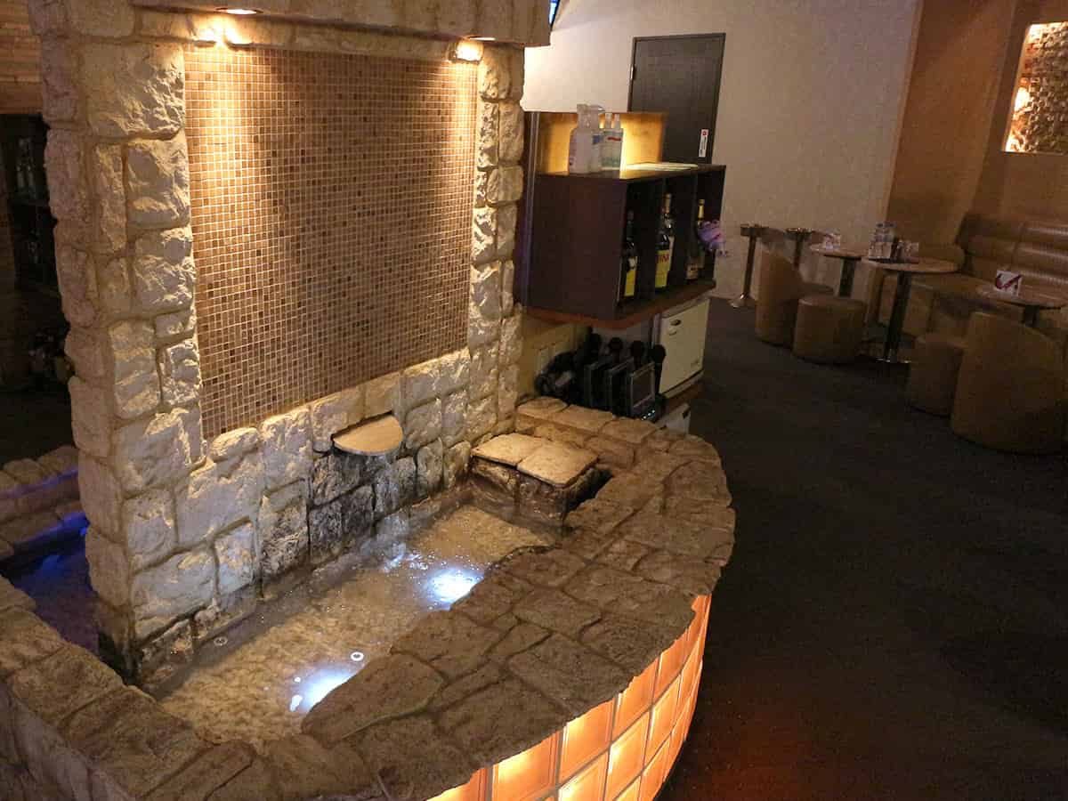 クラブテン 店内 石造りの装飾バー