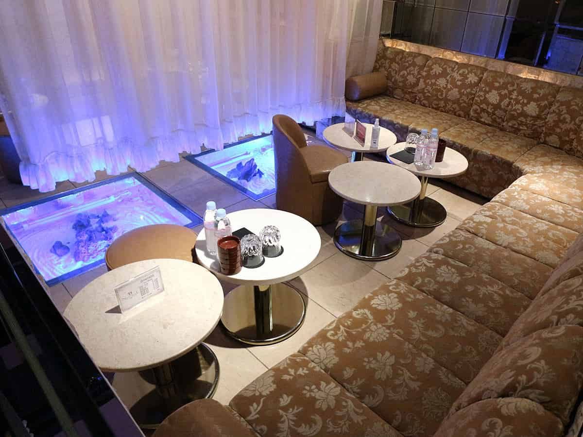 クラブテン 店内 床が光るテーブル席