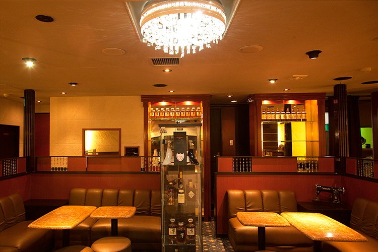 ハイアット 店内 高級感のあるソファ席