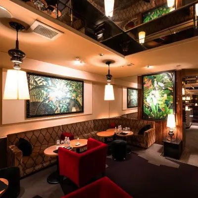 シスタールナ 店内 ジャングル装飾のソファ席
