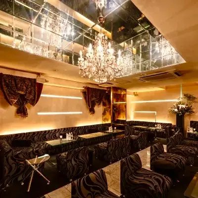 サエラ 店内 シャンデリアとソファ席